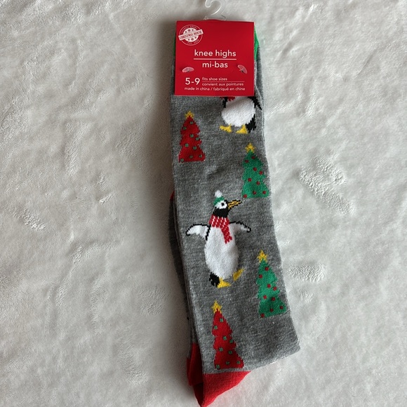 PENGUIN Christmas Socks Holiday bundle 3 pair women's shoe size 5-9 NWT penguins - Picture 2 of 7